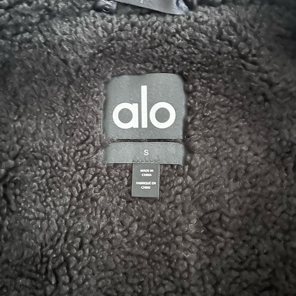 ALO CROPPED PUFFER - Picture 6 of 8